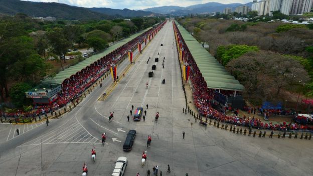 La despedida de Chávez fue multitudinaria y las filas para darle el último adiós eran de kilómetros de largo.
