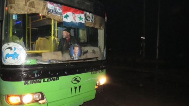 Decenas de autobuses fueron movilizados en la madrugada, pero la evacuación fue pospuesta.