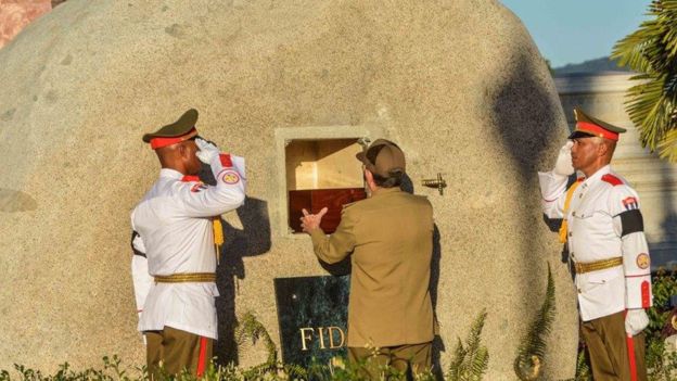 El momento en el que Raúl Castro deposita las cenizas de su hermano en su última morada.