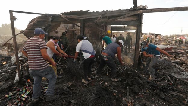 En este momento se trabaja en la revisión de los escombros en busca de más posibles víctimas.