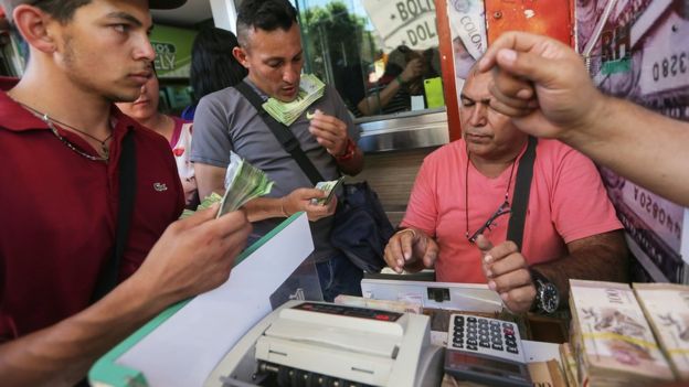 Los venezolanos se han visto obligados a cargar grandes cantidades de billetes para realizar pagos simples como comprar víveres.
