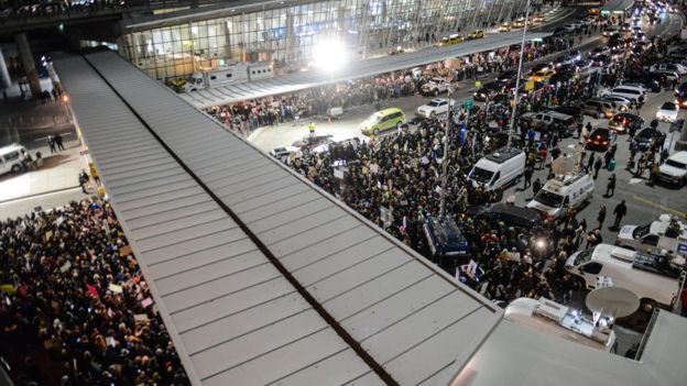 Las protestas más grandes ocurrieron el sábado 28 de enero en el aeropuerto John F. Kennedy de Nueva York.