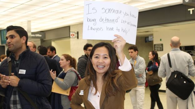 Varios abogados se reunieron en los aeropuertos para ayudar a aquellos afectados por las restricciones de Trump.