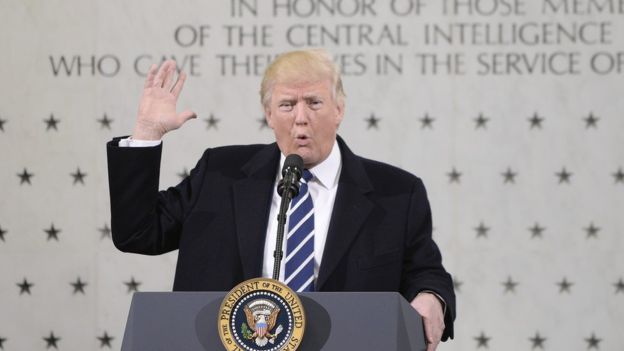 El presidente de EE.UU., Donald Trump, dijo sus señalamientos a la prensa desde los cuartes de la CIA.