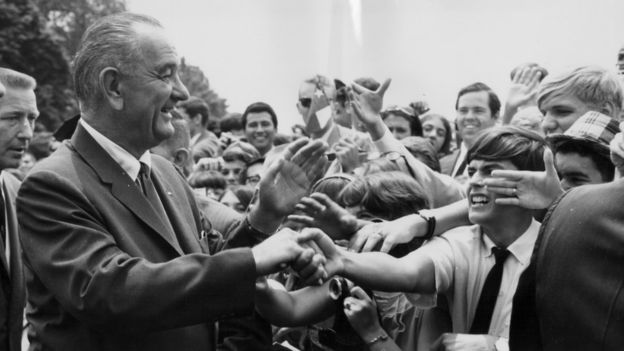 A la ceremonia de posesión de Lyndon B Johnson de enero de 1965 (esta foto pertenece a un evento en julio de ese año) asistieron 1,2 millones de personas.