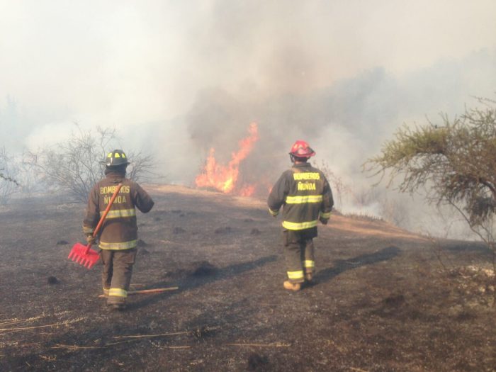 Primera Compañía CBÑ: "[Ahora] Imagen de nuestro Capitán y un voluntario #Primerino en #Pumanque trabajando en #IncendioForestal #UnidosServiremos"