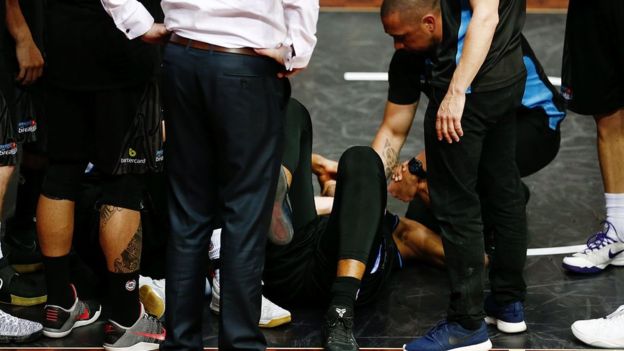 El jugador de origen estadounidense y panameño fue atendido de inmediato sobre el tabloncillo y trasladado de emergencia a un hospital.