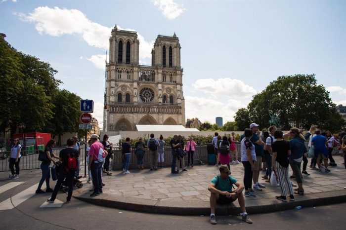 Notre Dame Celebra En Condiciones Precarias Su Primera Misa Tras El