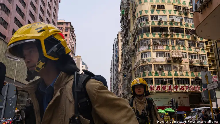 Incendio en edificio residencial de Hong Kong deja cinco muertos