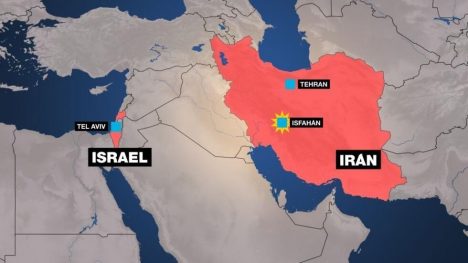 Irán reporta "fuertes explosiones" cerca de sitios nucleares y responde con defensas aéreas