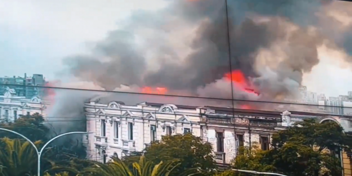 Incendio descontrolado en Barrio Brasil afecta locales comerciales a metros de la Alameda
