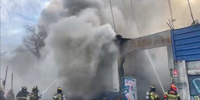 Alarma en Santiago: 17 compañías de Bomberos combatieron incendio en bodega del centro