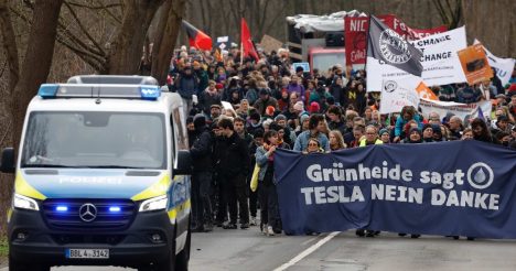 Para "cortarle el grifo a Tesla": manifestantes intentan asaltar a la gigafactoría en Alemania