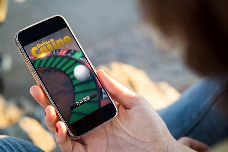 Hombre sosteniendo un celular para jugar en casinos con CuentaRUT