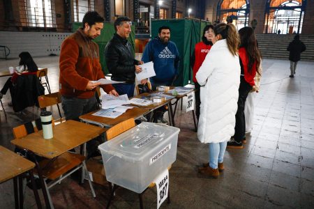 Primarias oficialistas: con poco movimiento comienza la apertura de mesas a lo largo de Chile