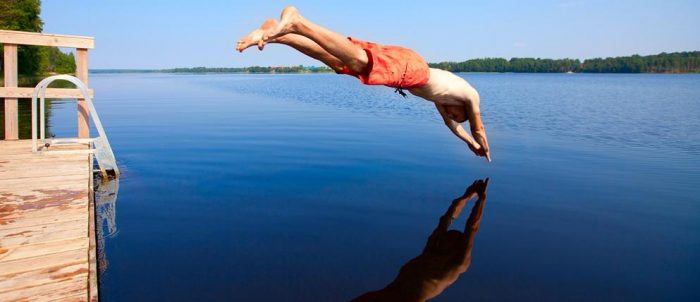 Piquero en verano: el grave riesgo de lesiones cervicales y daño neurológico en playas y piscinas