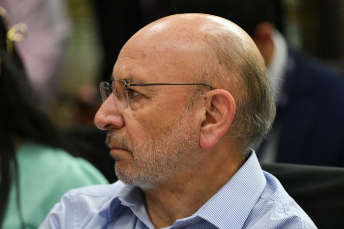 Senador Castro llama al FA a "desprenderse" del PC y deja abierta la puerta del PS a Jeannette Jara