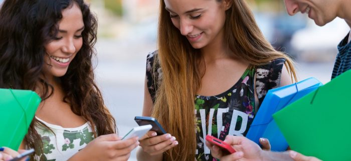 Ghosting, love bombing y red flags: el nuevo lenguaje del amor que usan los jóvenes en Chile