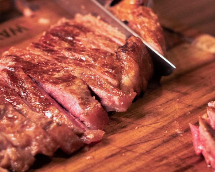 El arte del churrasco brasileño llega con rodizio, diseño y sabor internacional