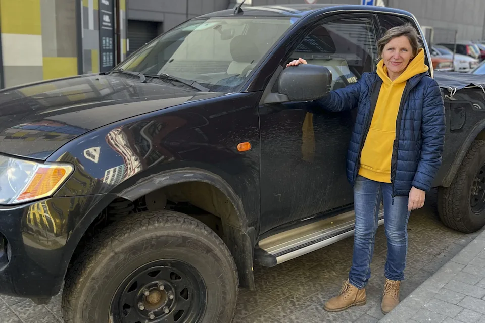 Mujeres ucranianas recorren miles de kilómetros por Europa para llevar 'pick-ups'al frente