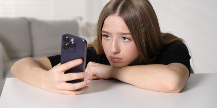 El costo de crecer conectados: expertos advierten impacto de redes sociales en menores