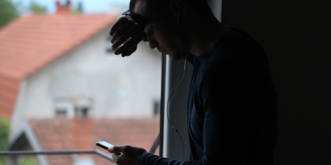 Estudio global alerta que jóvenes tienen peor bienestar emocional que los mayores de 55 años