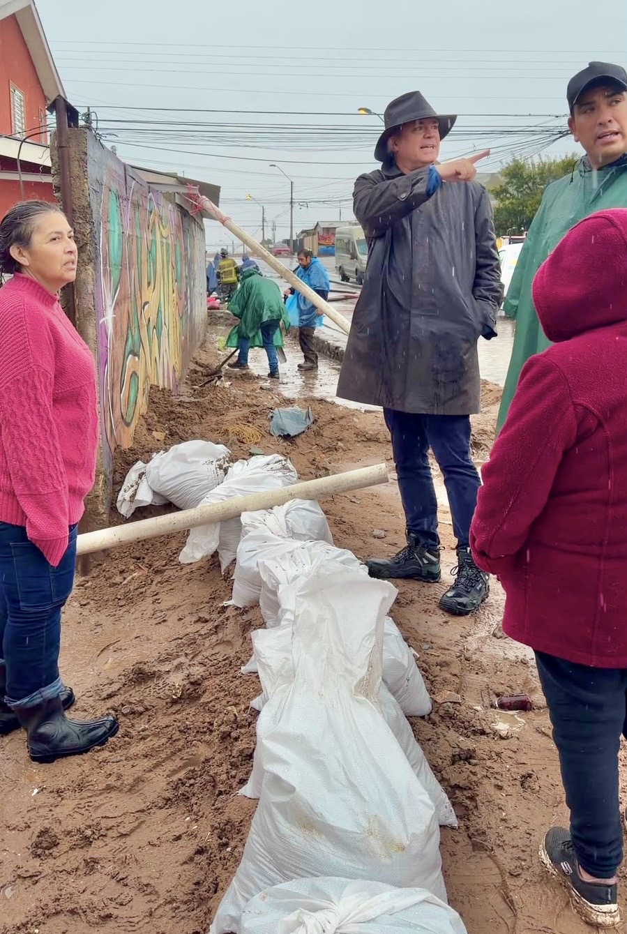 El senador Walker el sector de Tierras Blancas, al nororiente de la comuna de Coquimbo, con concejales, vecinos y bomberos.