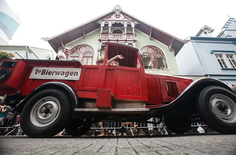 Un carro de cerveza en el Oktoberfest de Blumenau, Brasil; la ciudad fue fundada por el Dr. Hermann Bruno Otto Blumenau y otros 17 inmigrantes alemanes.