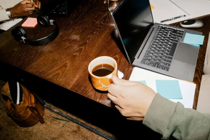 Muchos recurren al café para evitar el estado somnoliento cuando tienen que trabajar.