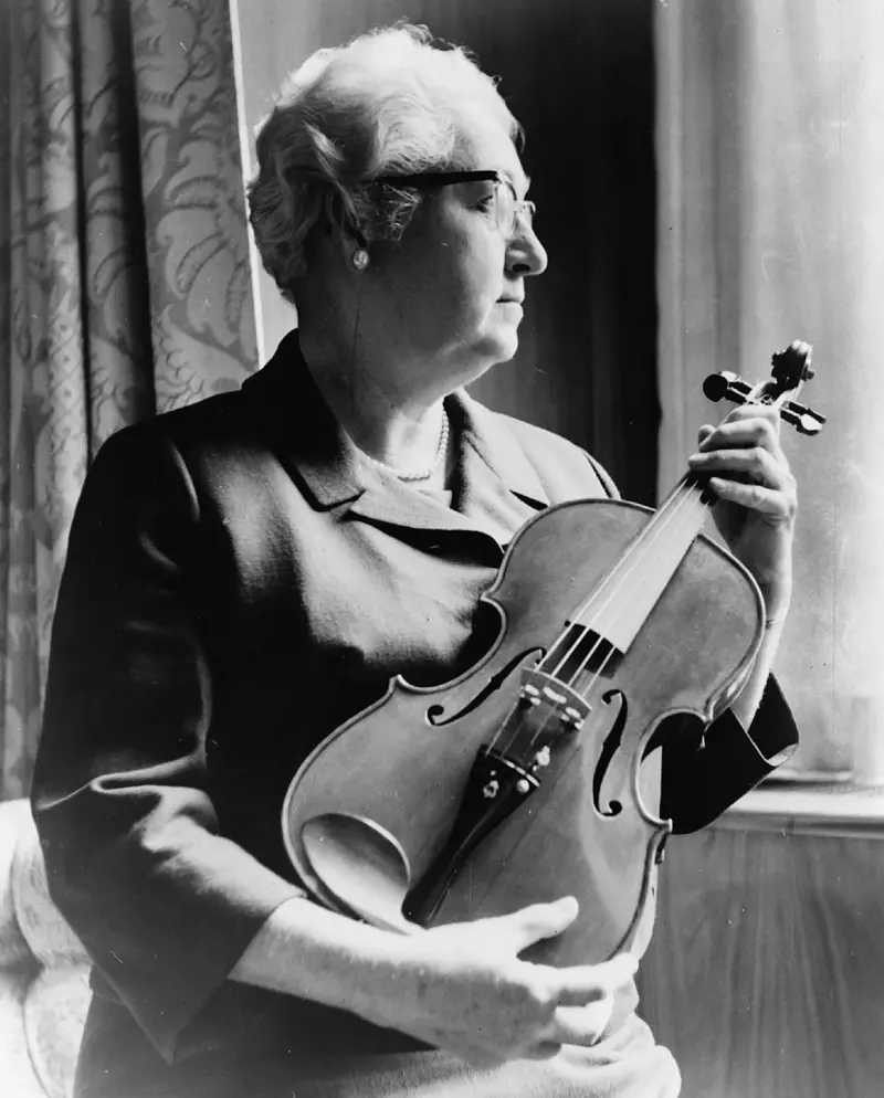 Apgar con un violín construido con madera obtenida por ella y un amigo -sin permiso- de una repisa telefónica de hospital, en una célebre travesura.