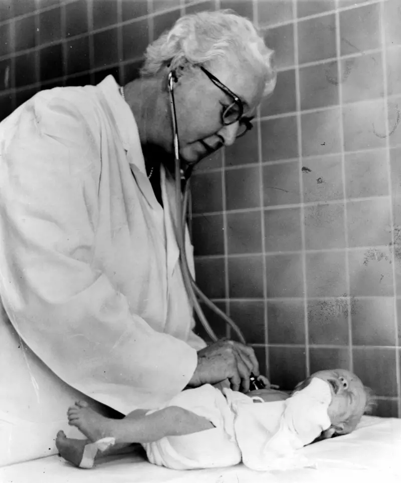 "La dra. Virginia Apgar le da la bienvenida al huésped más reciente del mundo", decía al pie de esta foto el diario World Journal Tribune en octubre de 1966.