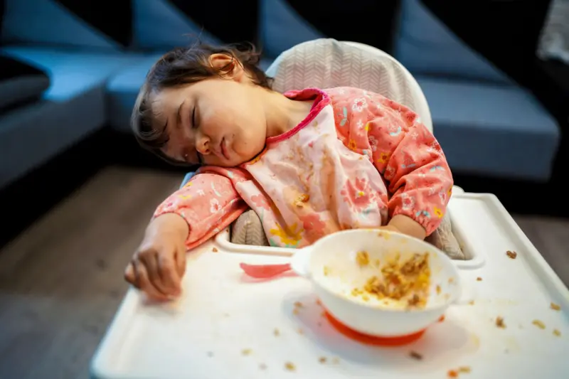 El almuerzo puede ser un factor adicional que dé sueño, aunque se desconoce qué alimentos son los que lo producen.