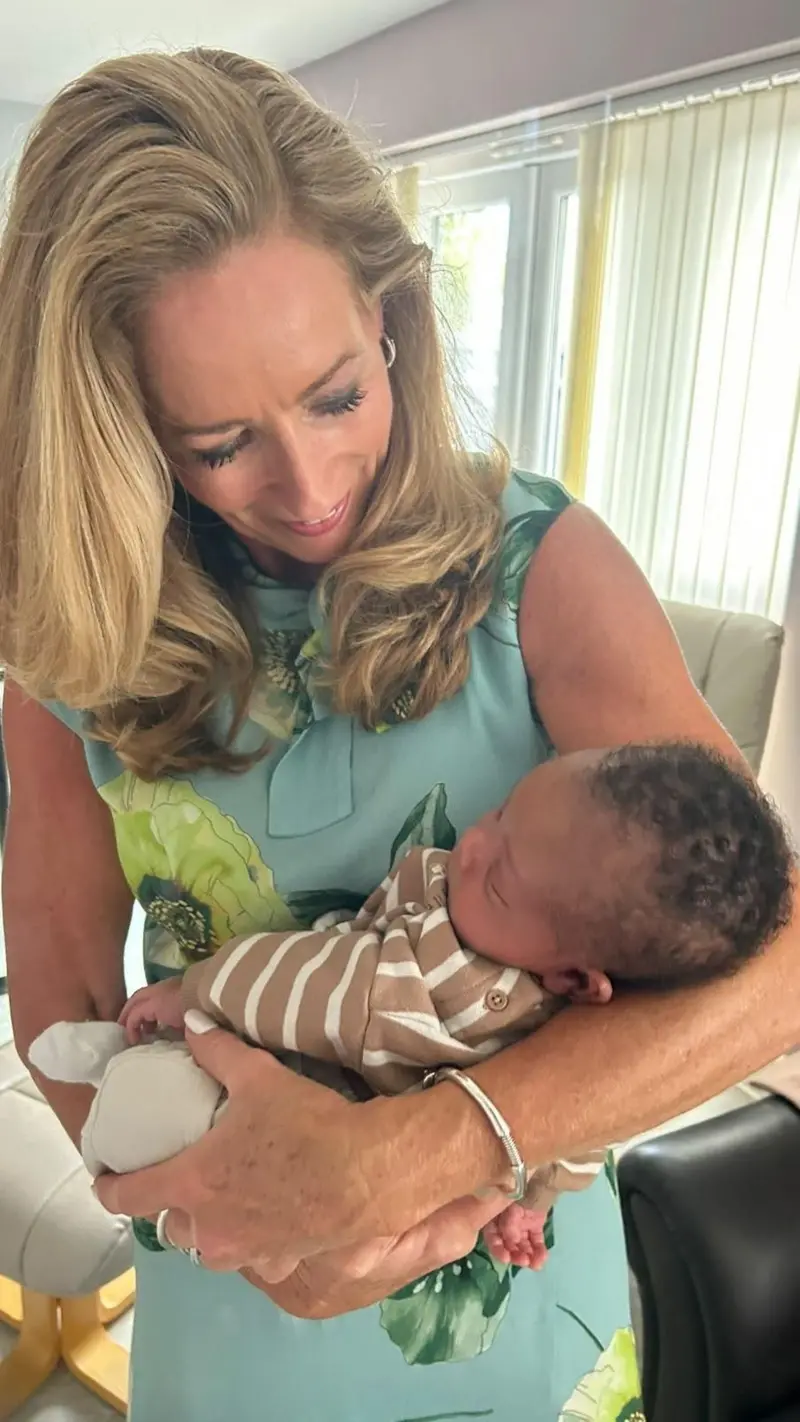 La doctora Sara Matthews finalmente pudo conocer al pequeño Landon dos décadas después de realizar la primera cirugía de Bacon.