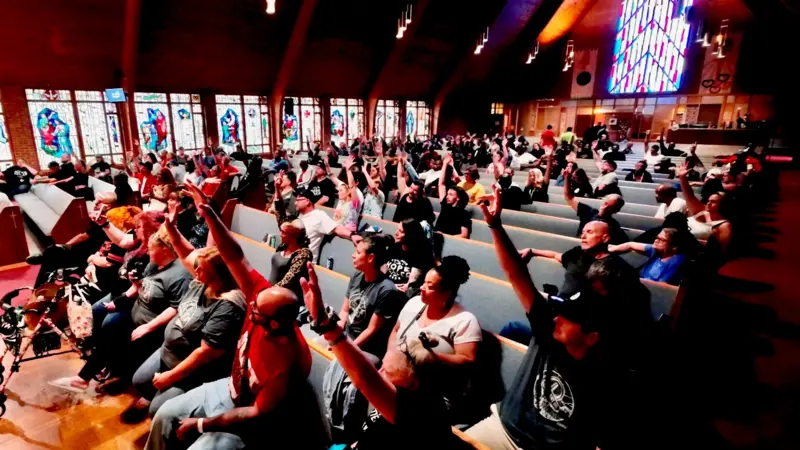 Los miembros de Hope Dealer Community, un grupo de rehabilitación, se reúnen semanalmente en la iglesia Glenwood.