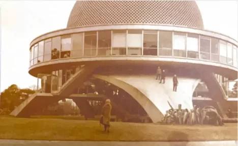 La primera visita al planetario de Buenos Aires a los 11 años. "Éramos cinco mujeres. Recuerdo las imágenes bellísimas del cielo, me impactó".