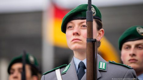 Incluso en Alemania, las mujeres no pudieron prestar servicio en las Fuerzas Armadas hasta que una histórica sentencia judicial de 2001 obligó a cambiar esa situación.