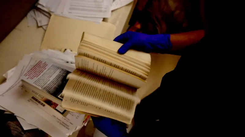 En la cárcel más grande de Chicago, las drogas estaban impregnadas en las páginas de los libros y en las cartas.