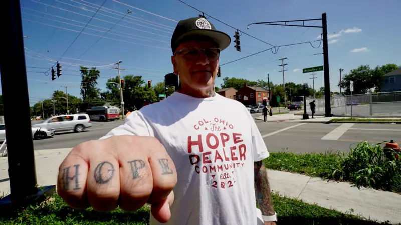 Scott Sanders, de 65 años, lleva casi 10 años sobrio y dirige Hope Dealers (Proveedores de Esperanza).