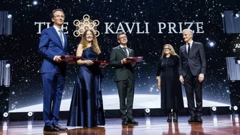 Amina Helmi junto a los otros dos galardonados con el premio Kavli en astrofísica, Rodrigo Ibata de Inglaterra (primero desde la izq) y Vasily Belokurov de Rusia (tercero).