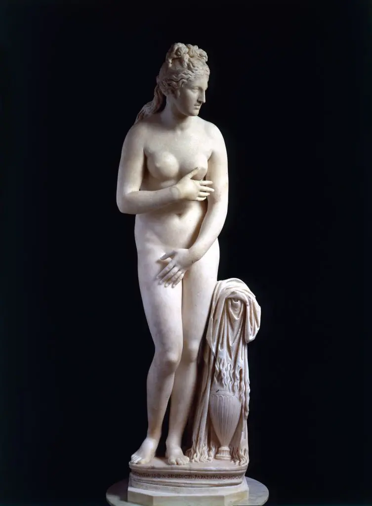 La Afrodita de Cnido de Praxíteles se perdió, pero copias romanas posteriores, como la Venus Capitolina, son similares.