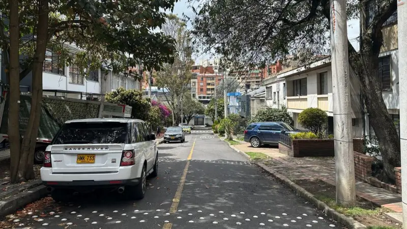 Varias viviendas unifamiliares persisten en calles mientras aumentan los edificios de múltiples plantas.