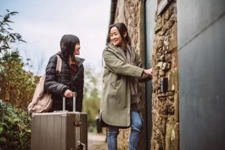 Las nuevas normas de Airbnb también eximen a los huéspedes de sacar la basura.