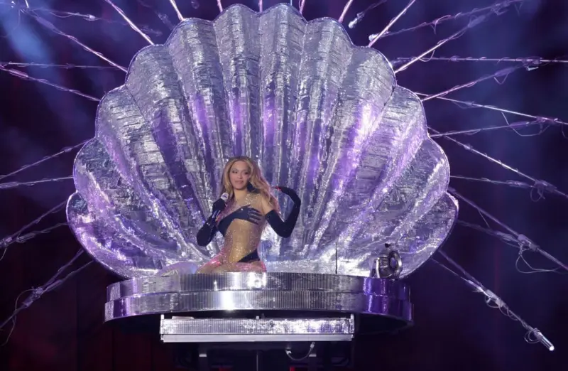 En 2023, Beyoncé apareció en el escenario dentro de una concha de almeja gigante, luciendo un vestido decorado con manos al estilo de la Venus Púdica.