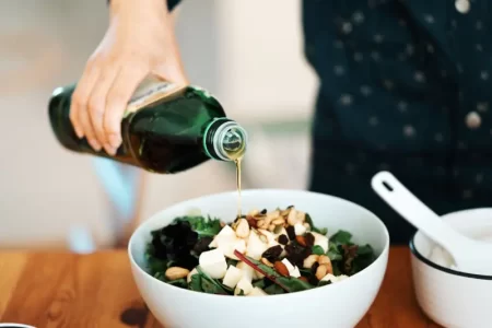 Las nueces y el aceite de oliva son otros alimentos que los expertos aseguran ayudan a prevenir el evenjecimiento de la piel.