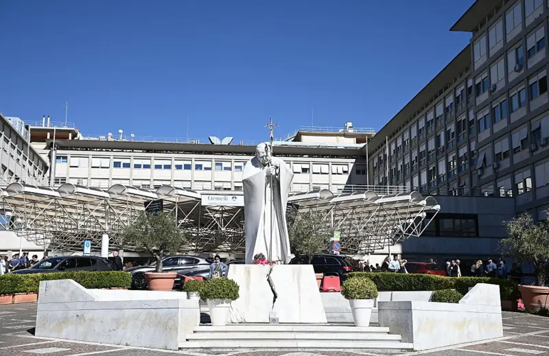 El pontífice, de 71 años, se sometió a una operación de 90 minutos en el Hospital Gemelli de Roma.