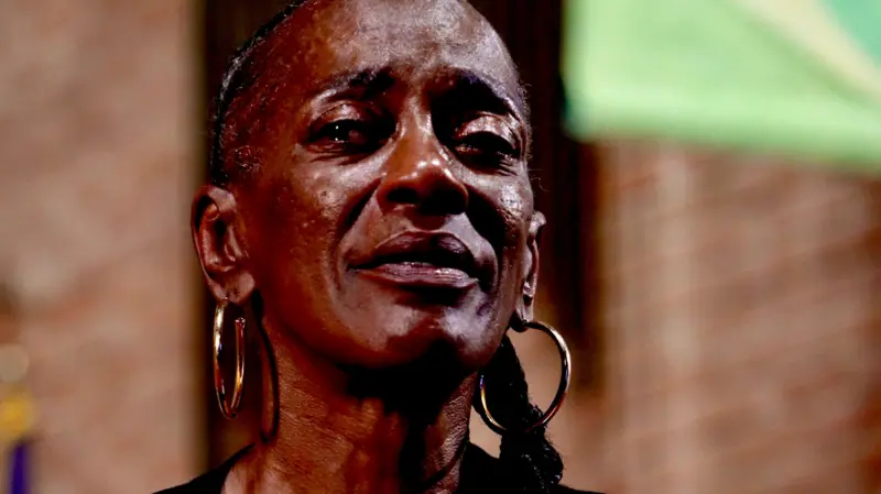 Una de las personas reunidas en la iglesia, Tonya, relata cómo su sobrino murió de una sobredosis mientras ella sufría una sobredosis al mismo tiempo.