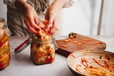 El kimchi, uno de los alimentos más emblemáticos de la gastronomía coreana, no solo beneficia a la microbiota intestinal, sino que también puede ayudar a proteger la piel.