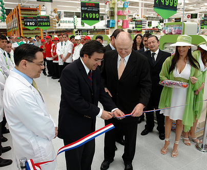 Solari y Olavarría cortando la cinta del supermercado Tottus.
