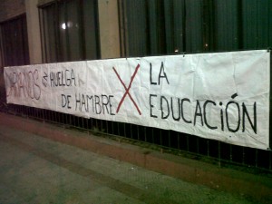En el Darío Salas un lienzo que anuncia la huelga de hambre cruza una de las murallas del colegio.