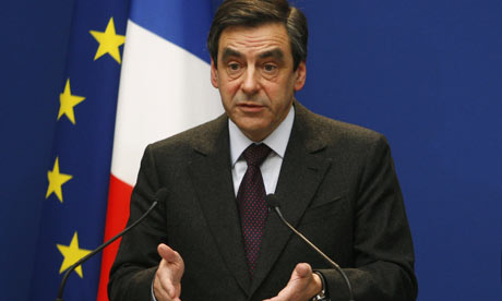 Fillon, el candidato de la centro derecha francesa en problemas: Policía entra en la Asamblea Nacional buscando pruebas en su contra